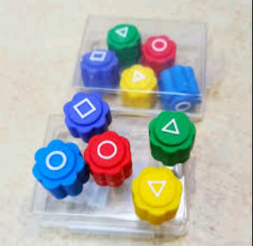 "Gonggi" game in a transparent box