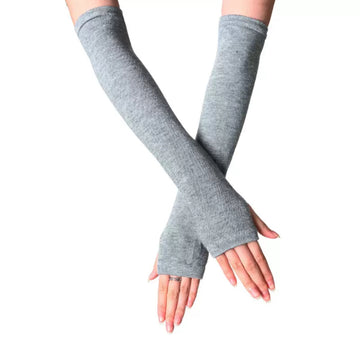 Tight-fitting light gray mittens