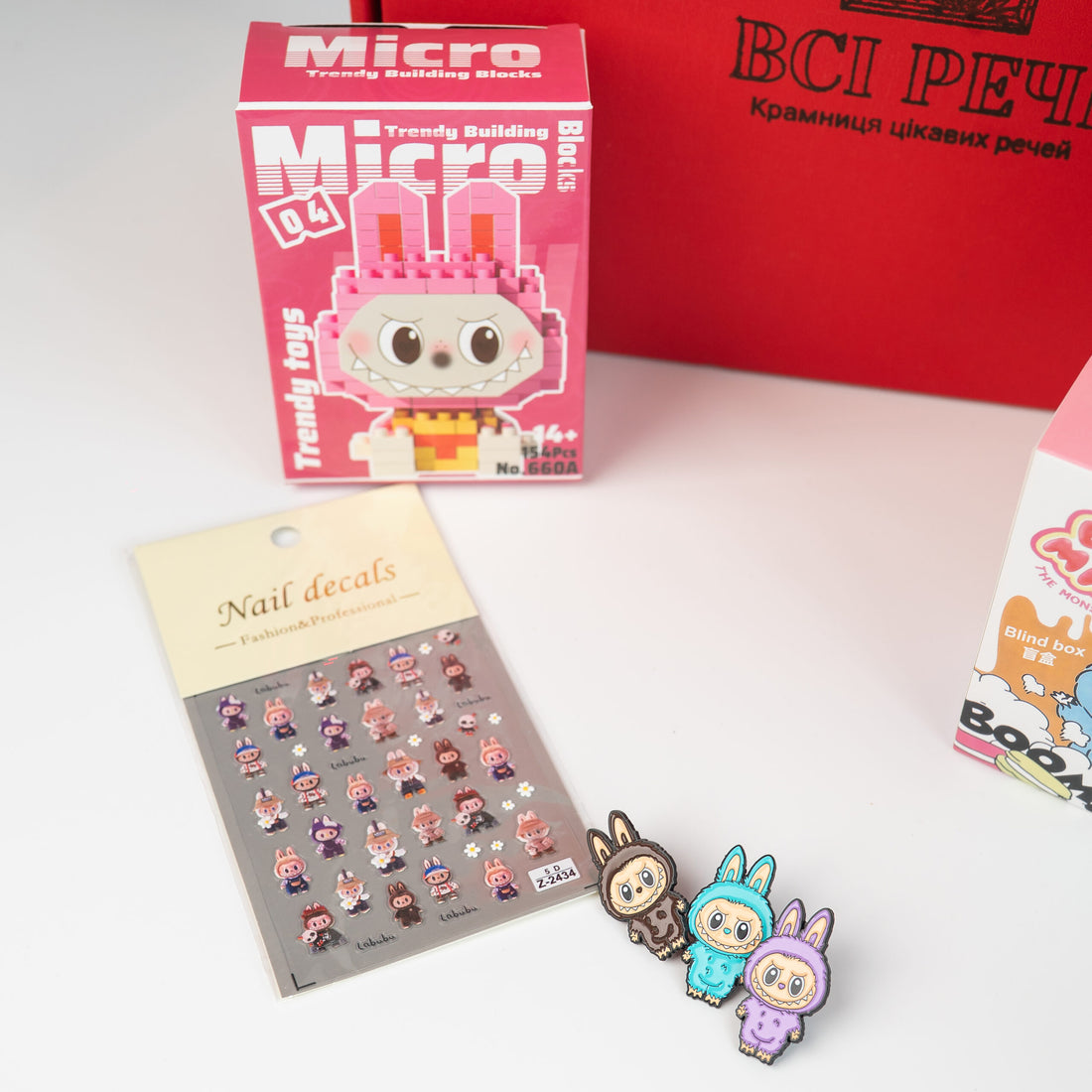 Labubu Gift Set (shopping tote, toy, keychain, mini figure, 3D stickers, building set, badges)